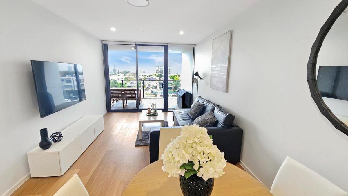 Apartment Waterfront Canal View Stylish Brand New Chic 2bed 2bath Gold Coast