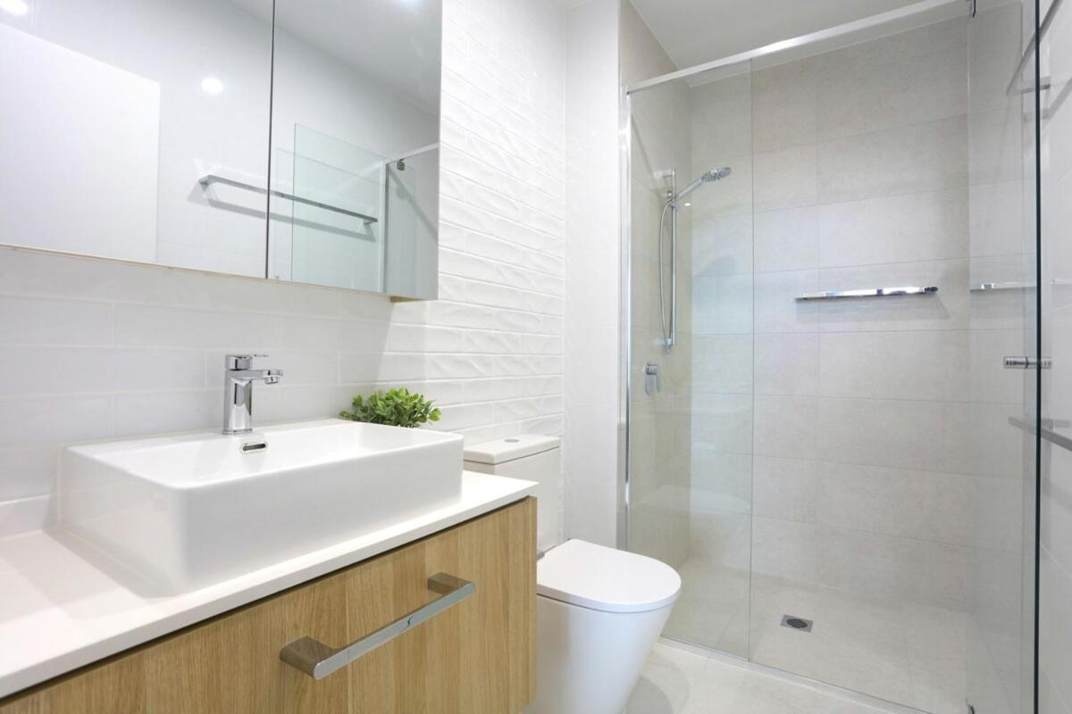 Waterfront Canal View Stylish Brand New Chic 2bed 2bath Apartment *