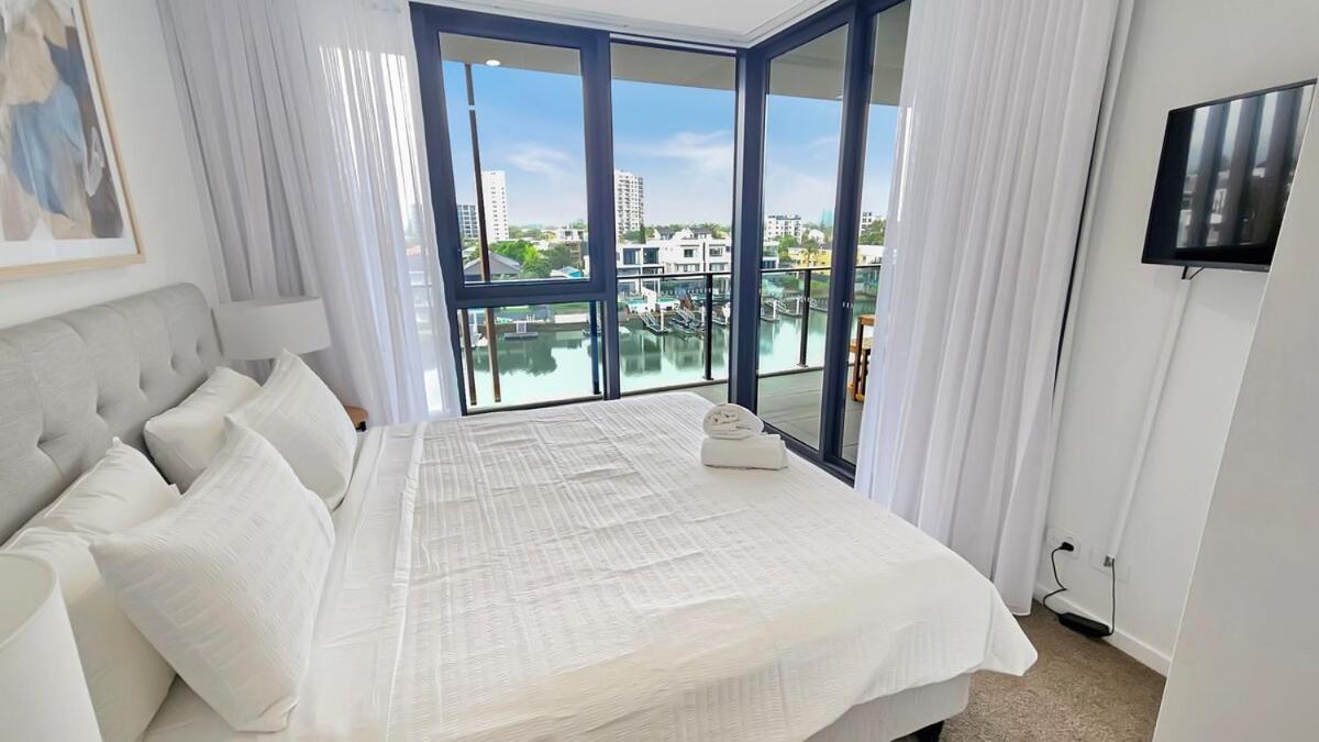 Waterfront Canal View Stylish Brand New Chic 2bed 2bath Apartment Gold Coast
