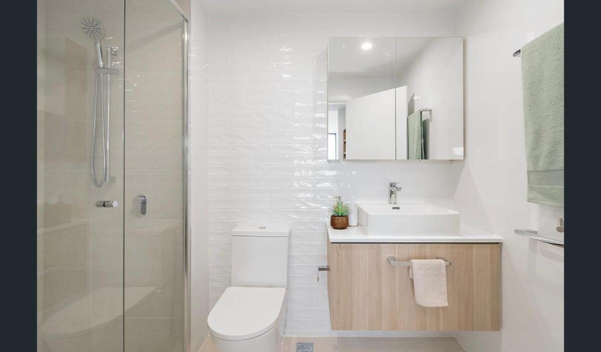 Waterfront Canal View Stylish Brand New Chic 2bed 2bath * Gold Coast