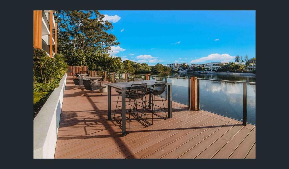 Waterfront Canal View Stylish Brand New Chic 2bed 2bath Apartment Gold Coast